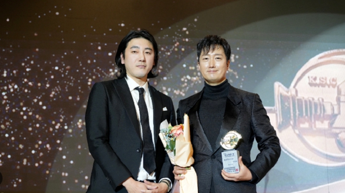 이날 김성한 감독은 박찬욱 감독을 대신해 수상한 박해일 배우에게 시상해 눈길을 끈다.