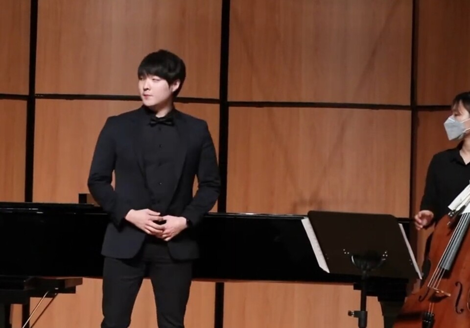 ( 성악가 출신 영화배우 정대(이지율) 공연 사진 )