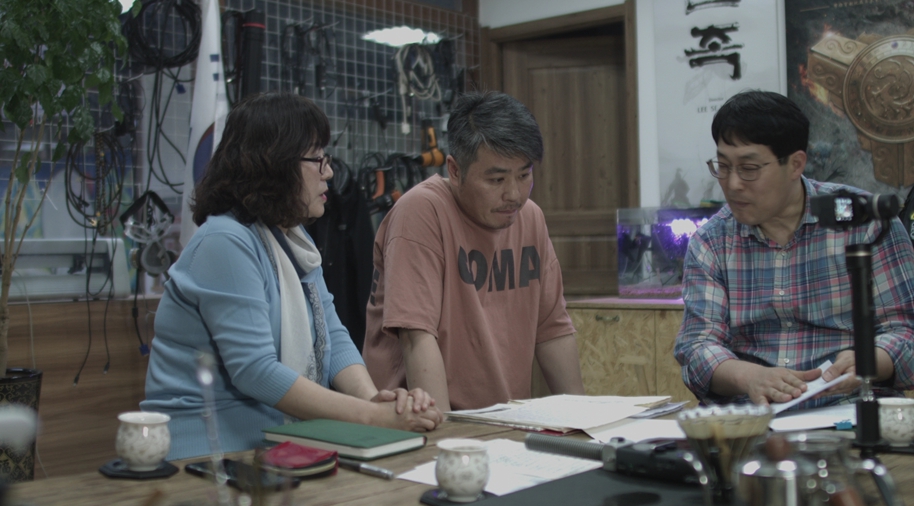 [ 이세원 감독연출, '민족, 혈연의 강' 스틸컷, 가운데 이세원감독]