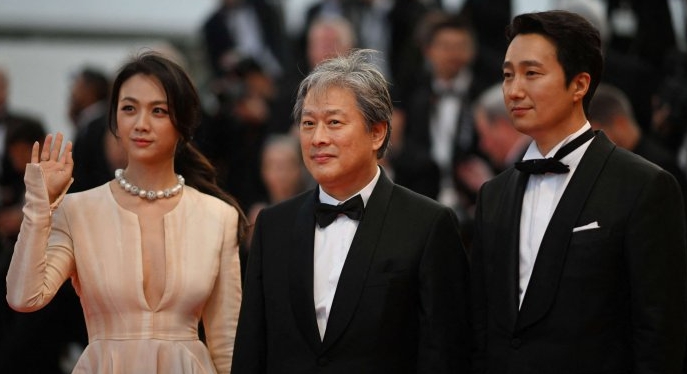 ( 헤어질 결심, 영화제 포토타임의 박찬욱 감독 )