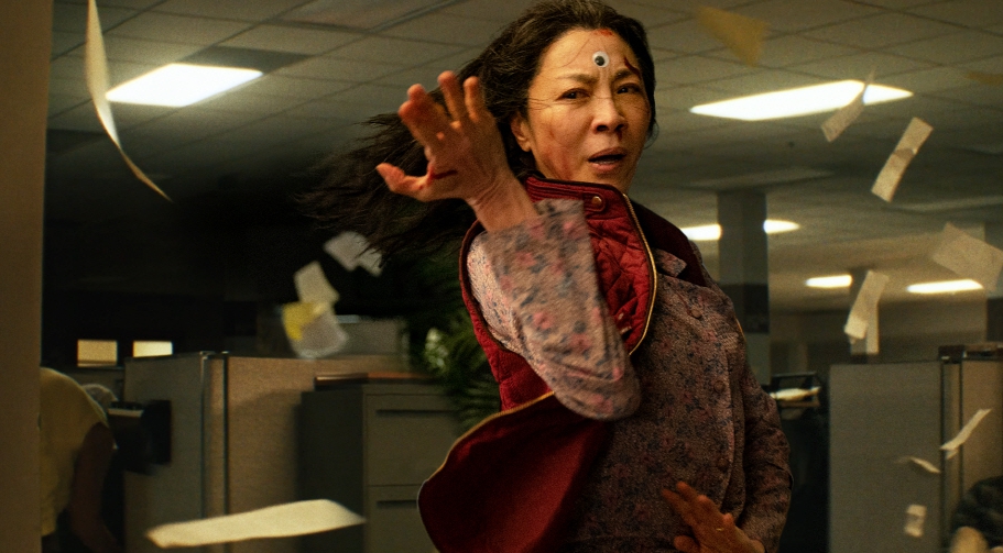 ( 영화 '에브리씽 에브리웨어 올 앳 원스'의 한 장면 )