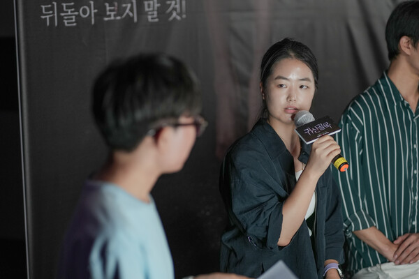 [귀신골목 시사회 현장. 정동주 감독이 질문에 답변을 하고 있다.]