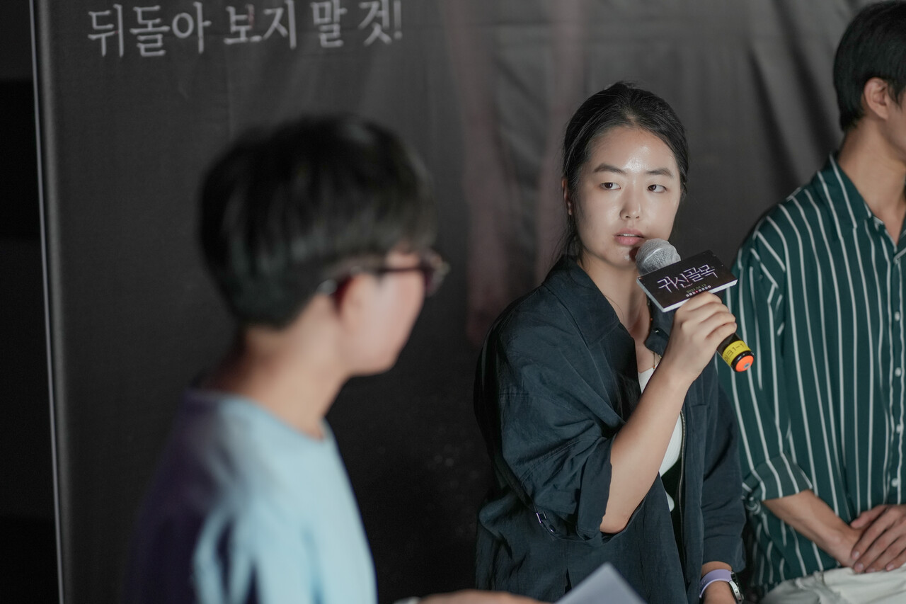 [귀신골목 시사회 현장. 정동주 감독이 질문에 답변을 하고 있다.]