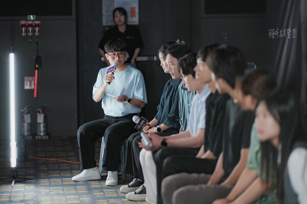 [귀신골목 시사회 현장. 김현승 씨네필매거진 편집장이 감독과 배우들에게 질문을 하고 있다.]