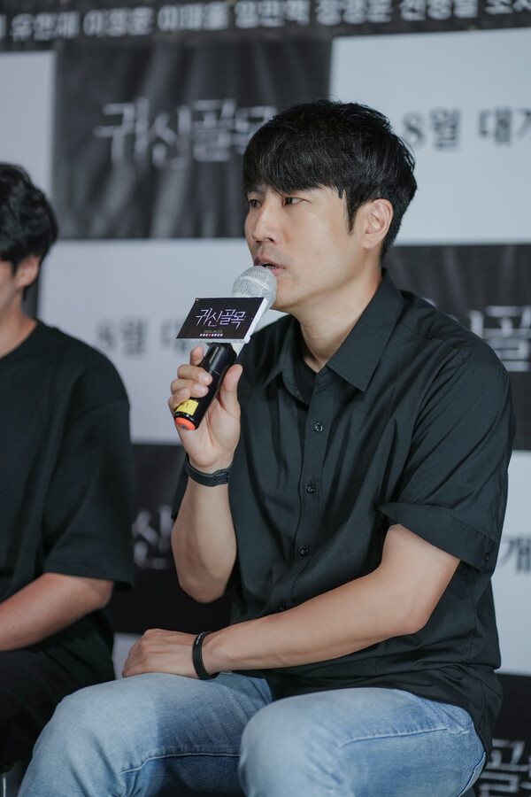 [귀신골목 시사회 현장. 유현재 배우가 질문에 답변을 하고 있다.]