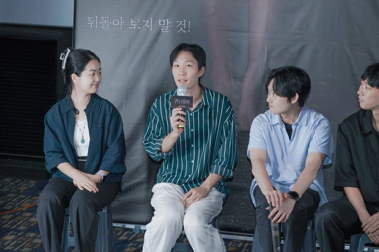 [귀신골목 시사회 현장. 김단 배우가 질문에 답변을 하고 있다.]