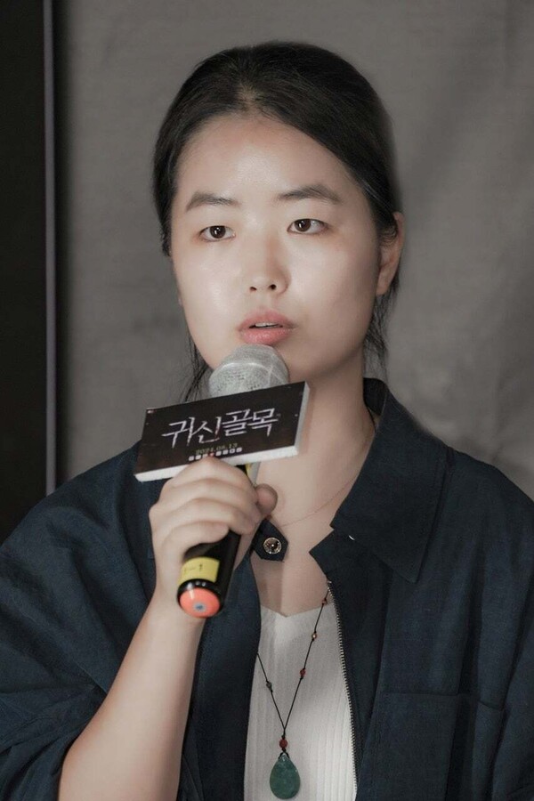 [귀신골목 시사회 현장. 정동주 감독이 질문에 답변을 하고 있다.]