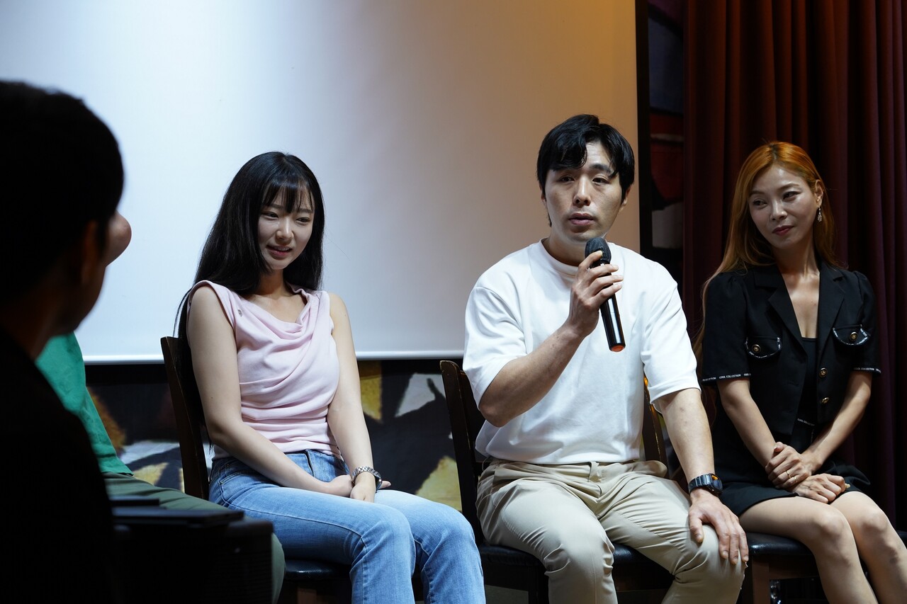 [외곽인생 GV 현장. 권상문 배우가 질문에 답변을 하고 있다.]