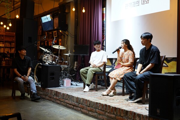 [목소리를 내는 법 GV 현장. 마영주 배우가 질문에 답변을 하고 있다.]