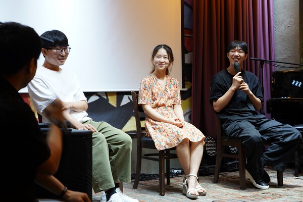 [목소리를 내는 법 GV 현장. 유이제 배우가 질문에 답변을 하고 있다.]