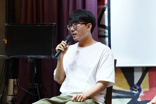 [목소리를 내는 법 GV 현장. 김현승 감독이 질문에 답변을 하고 있다.]