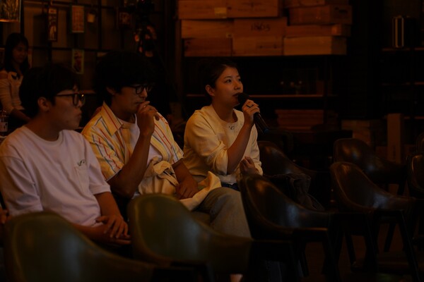 [외곽인생 GV 현장. 한 관객이 '외곽인생'의 감독과 배우들에게 질문을 하고 있다.]