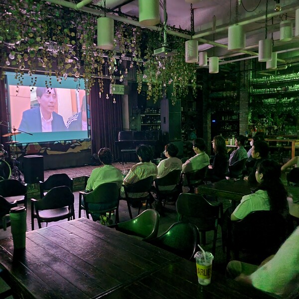 [단편영화 상영회 현장. '외곽인생'이 상영되고 있다.]