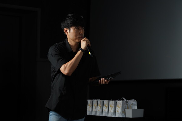 [학폭 심판의 날 시사회 현장. 유현재 모더레이터가 감독과 배우들에게 질문을 하고 있다.]