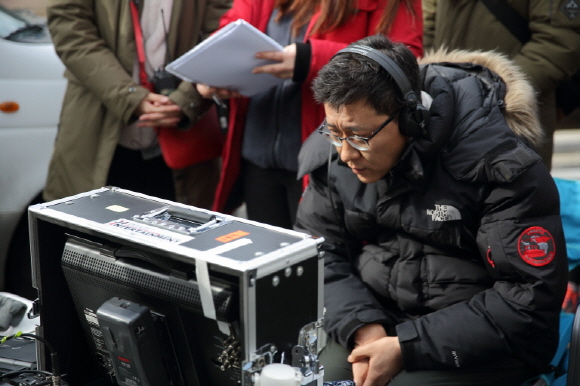 [섬. 사라진 사람들 제작 당시의 이지승 감독]