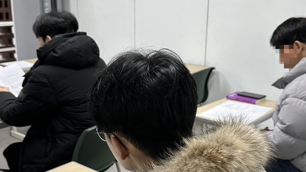 [대기실에서 오디션 준비 중인 배우들]