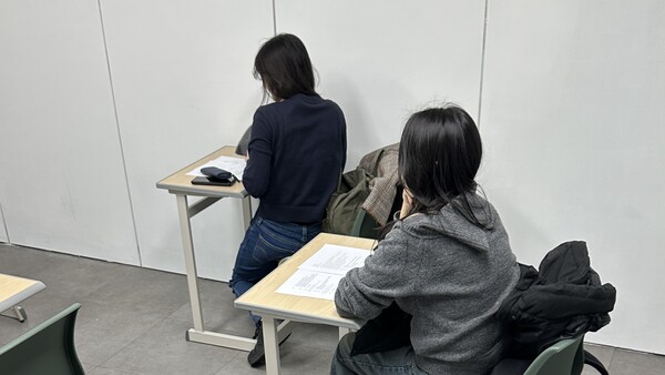 [대기실에서 오디션 준비 중인 배우들]