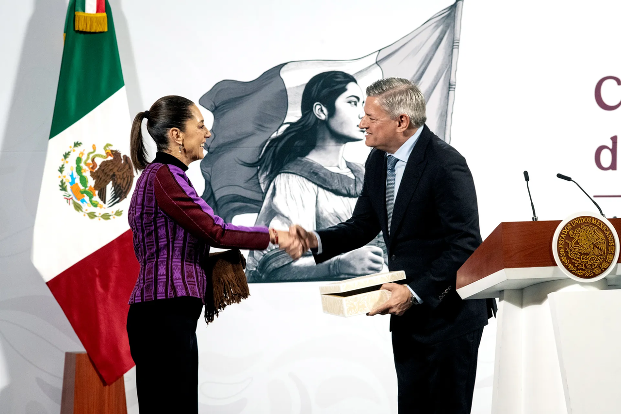 [넷플릭스 CEO 테드 사란도스와 멕시코 대통령 클라우디아 셰인바움 파르도, 사진 = 게티이미지]