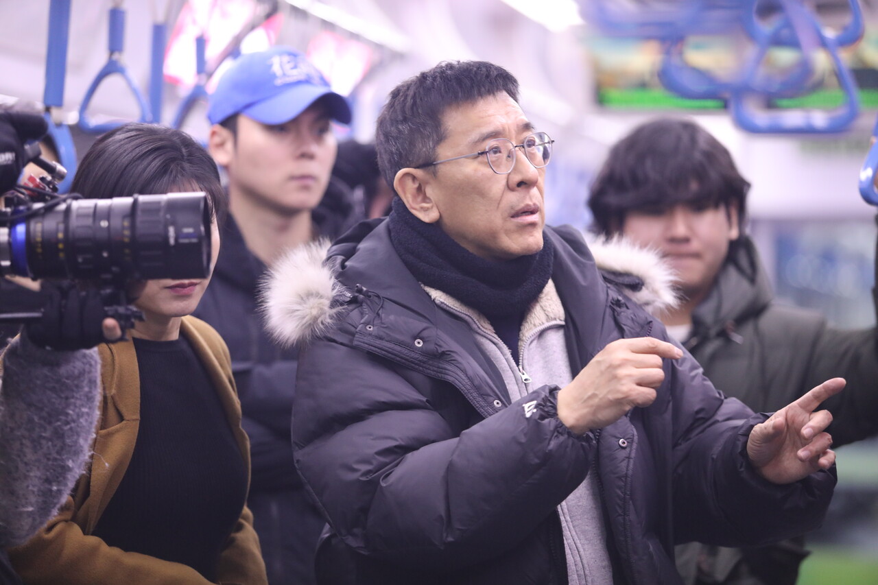 ['멈춰선 지하철' 촬영 현장에서의 이지승 감독, 사진 = (주)씨엠닉스]