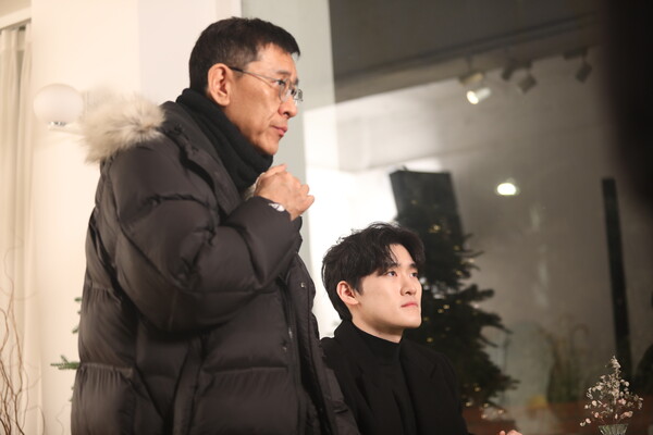 ['멈춰선 지하철' 촬영 현장에서의 이지승 감독, 사진 = (주)씨엠닉스]