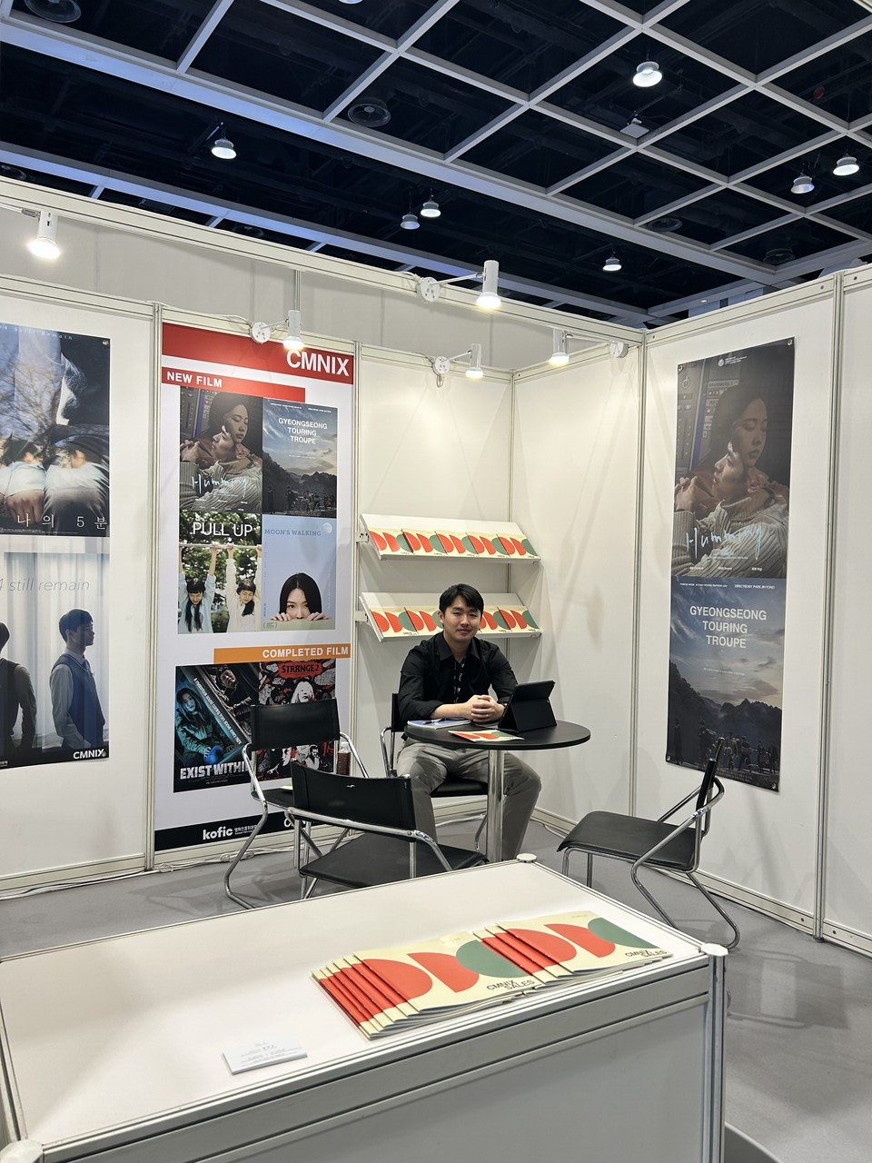 [홍콩 필마트 부스에서의 씨엠닉스 정인호 PD의 모습]