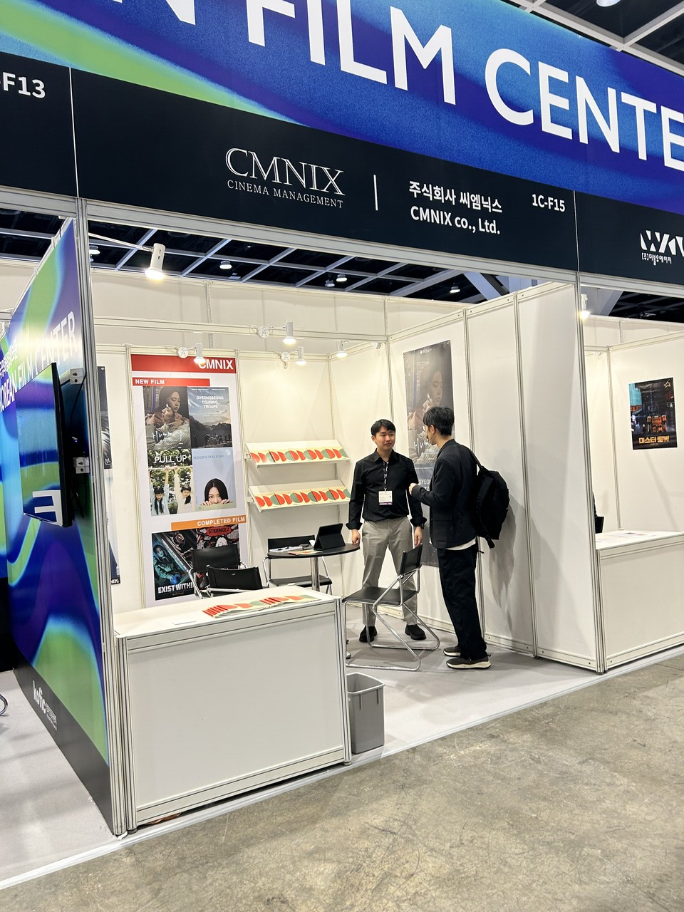 [홍콩 필마트 부스에서의 씨엠닉스 정인호 PD의 모습]