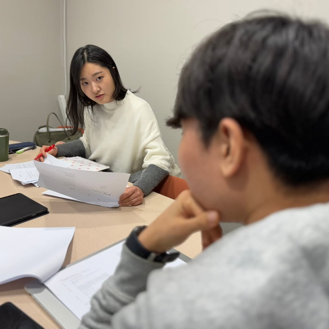[미팅을 진행 중인 김현승 감독과 박혜원 배우, 사진 = 씨엠닉스]