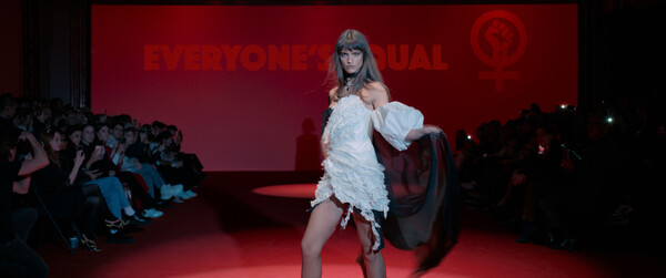 [슬픔의 삼각형 스틸 컷, 사진 = 그린나래미디어]