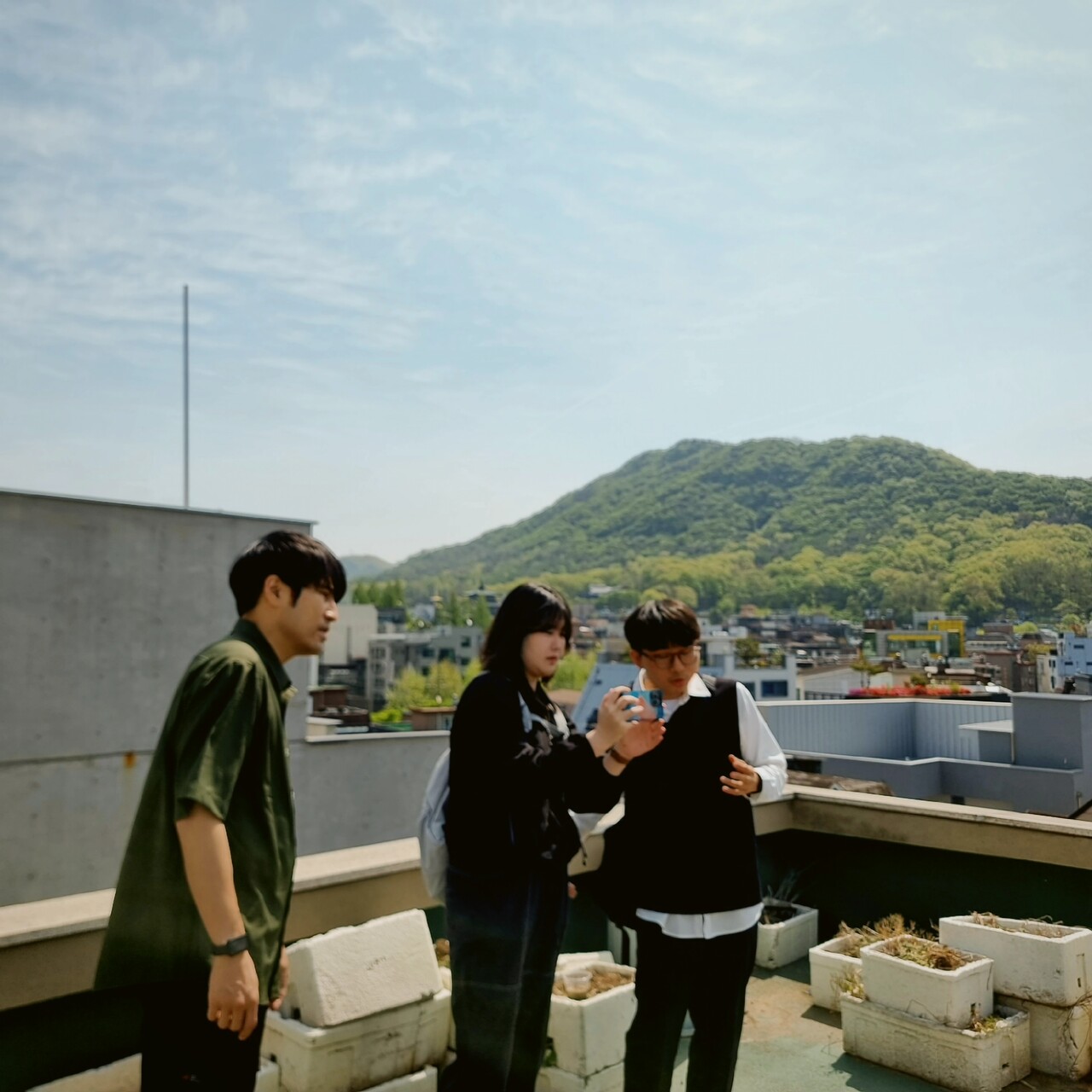 [사진/영상 스토리보드를 제작하고 있는 김현승 감독과 구민지 촬영감독]