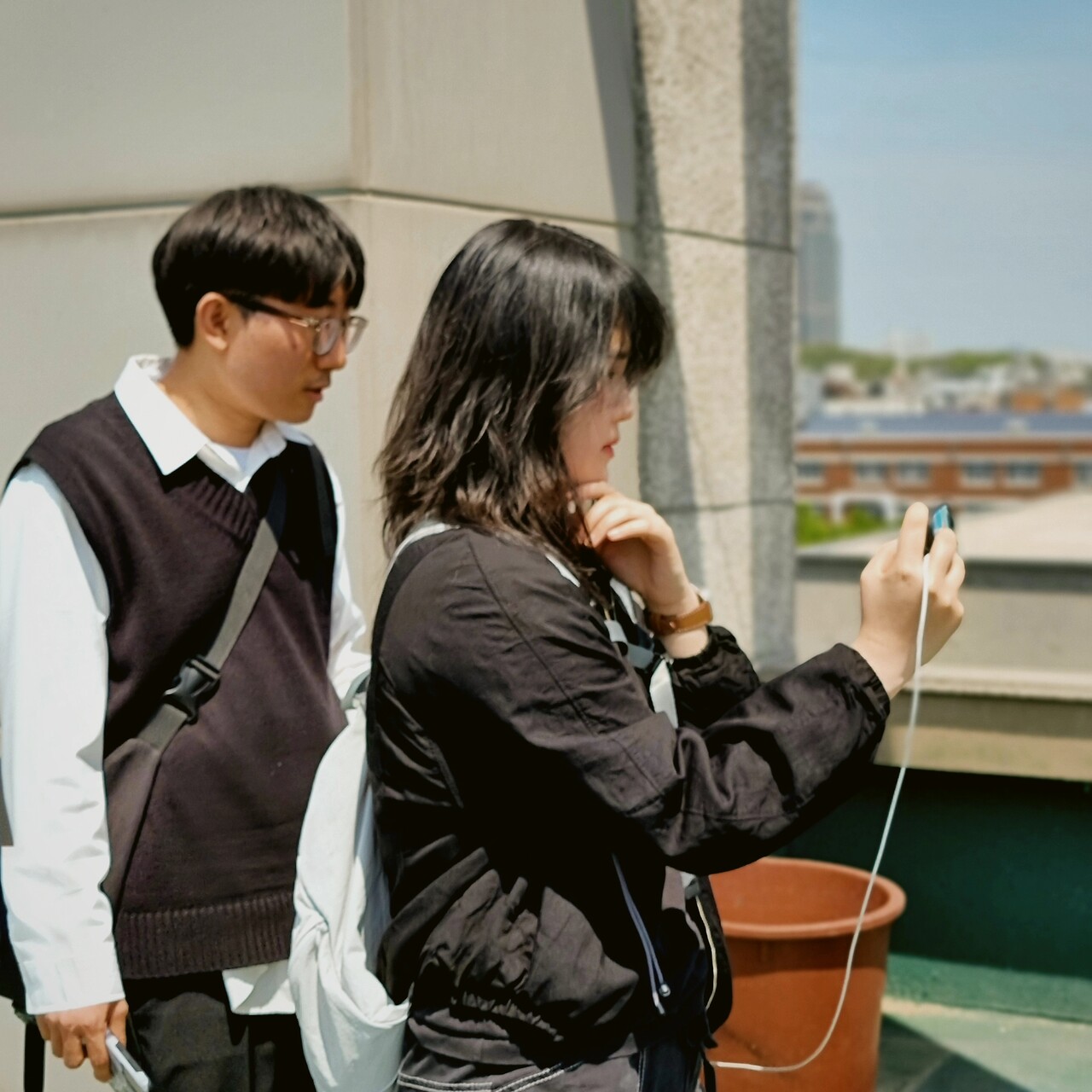 [사진/영상 스토리보드를 제작하고 있는 김현승 감독과 구민지 촬영감독]