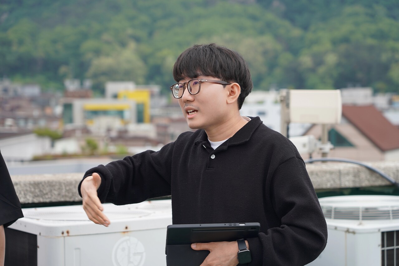 ['루프탑 오디세이' 촬영 현장에서의 김현승 감독, 사진 = 씨엠닉스]