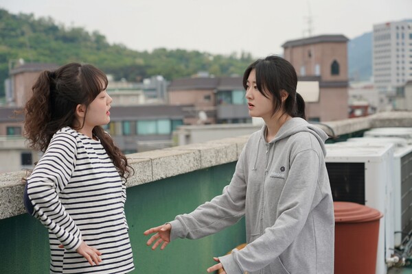 ['루프탑 오디세이' 촬영 현장에서의 공해영, 박혜원 배우, 사진 = 씨엠닉스]