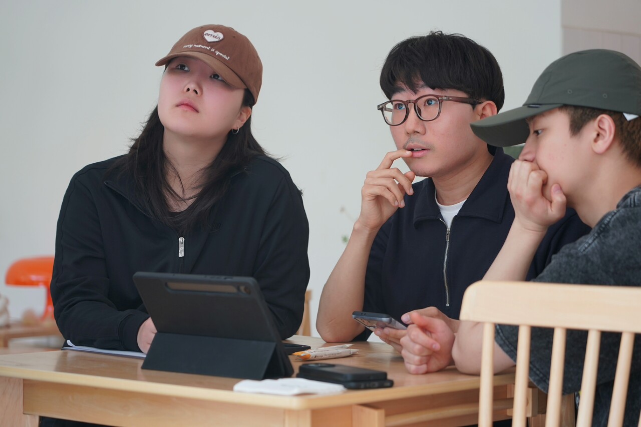 ['루프탑 오디세이' 촬영 현장에서의 김현승 감독, 사진 = 씨엠닉스]