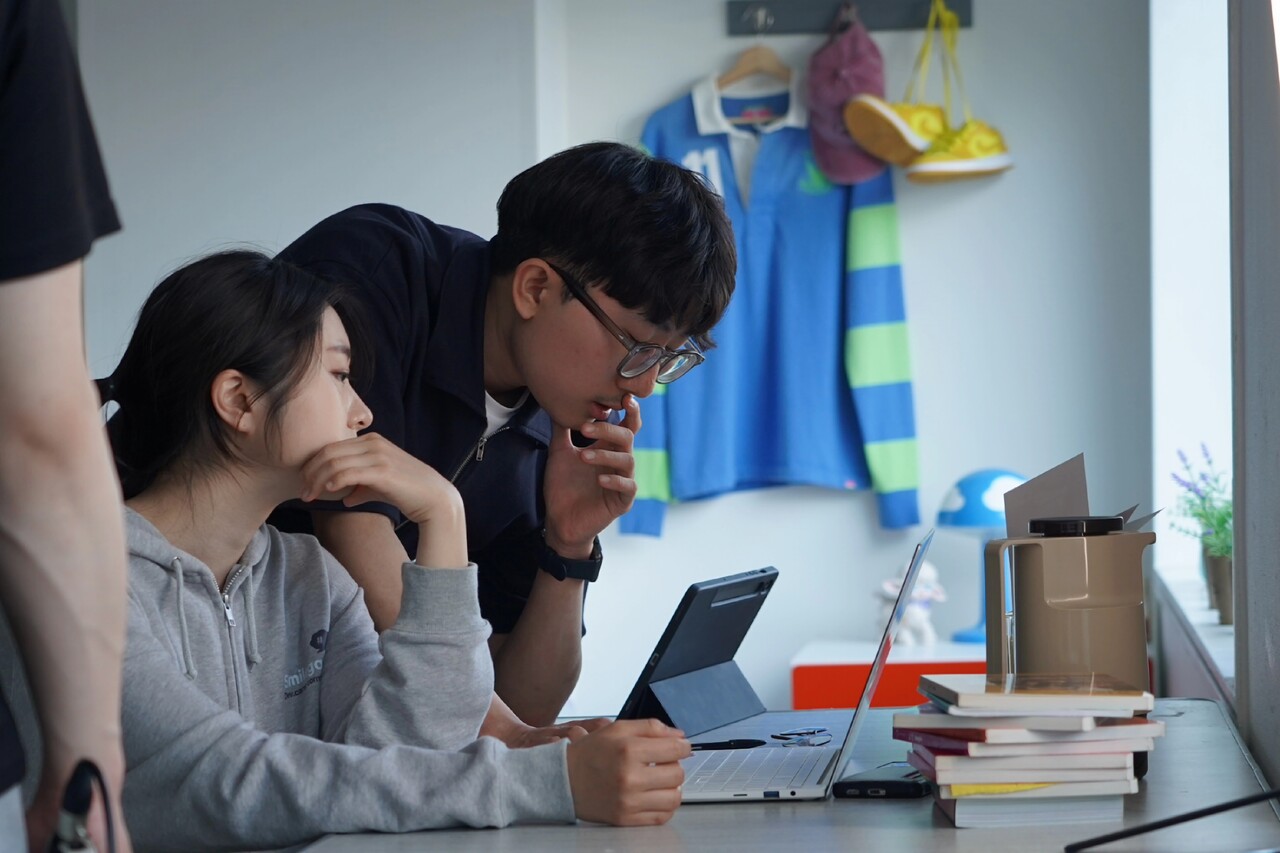 ['루프탑 오디세이' 촬영 현장에서의 김현승 감독, 사진 = 씨엠닉스]