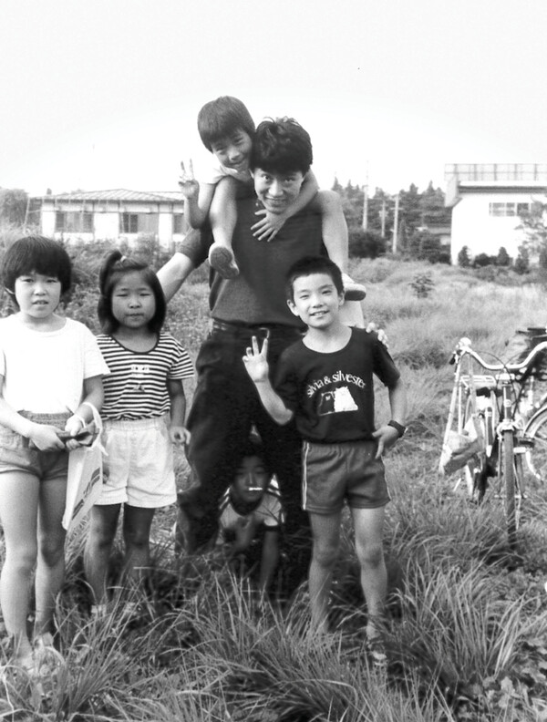 [이나초등학교 봄반 아이들과 함께한 고레에다 히로카즈 감독, 사진 = 책 '영화를 찍으며 생각한 것]