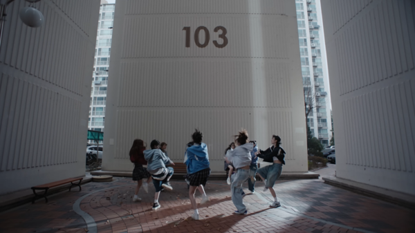 [tripleS(트리플에스) '깨어' (Are You Alive) Official MV, 사진 = tripleS official 유튜브]