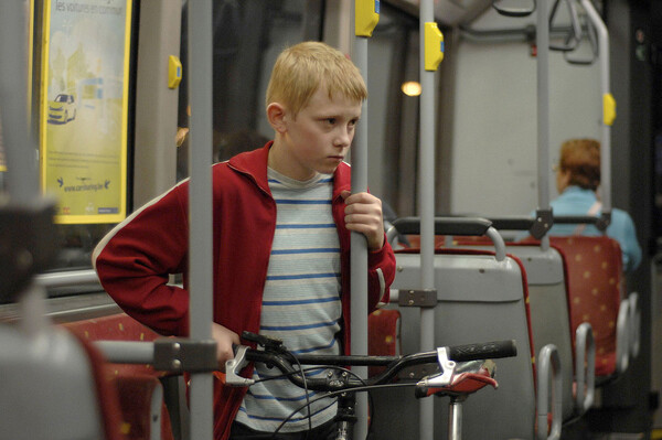 ['자전거 탄 소년' 스틸 컷, 사진 = 영화사 진진, 티캐스트]